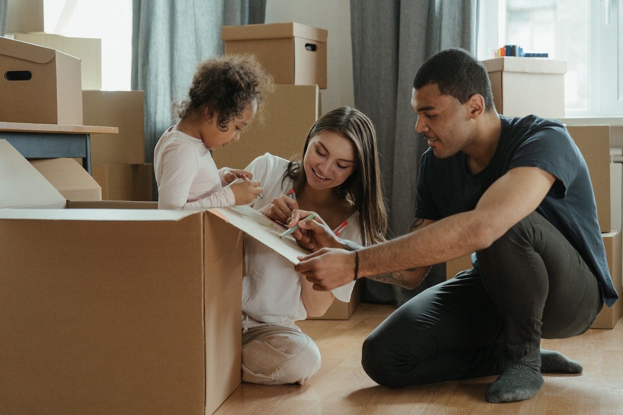 Mieterfamilie packt Umzugskartons für einen Umzug.