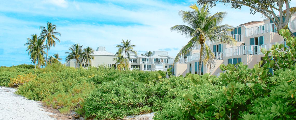 Wohnanlagen am Strand auf Sanibel Island, Florida